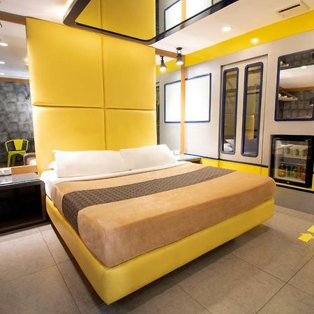 Victoria Court Las Piñas Exterior photo