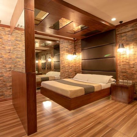 Victoria Court Las Piñas Exterior photo