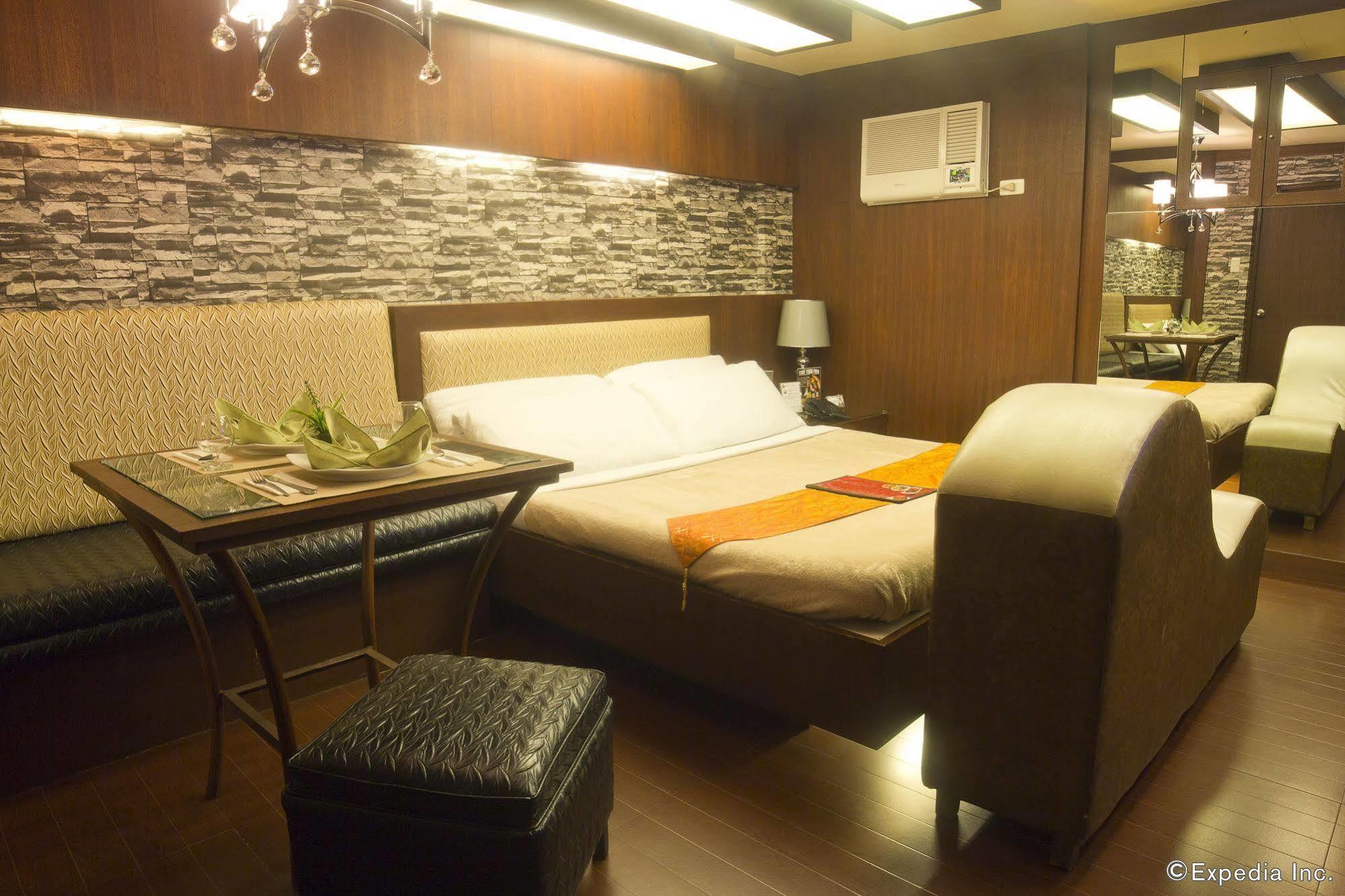 Victoria Court Las Piñas Exterior photo