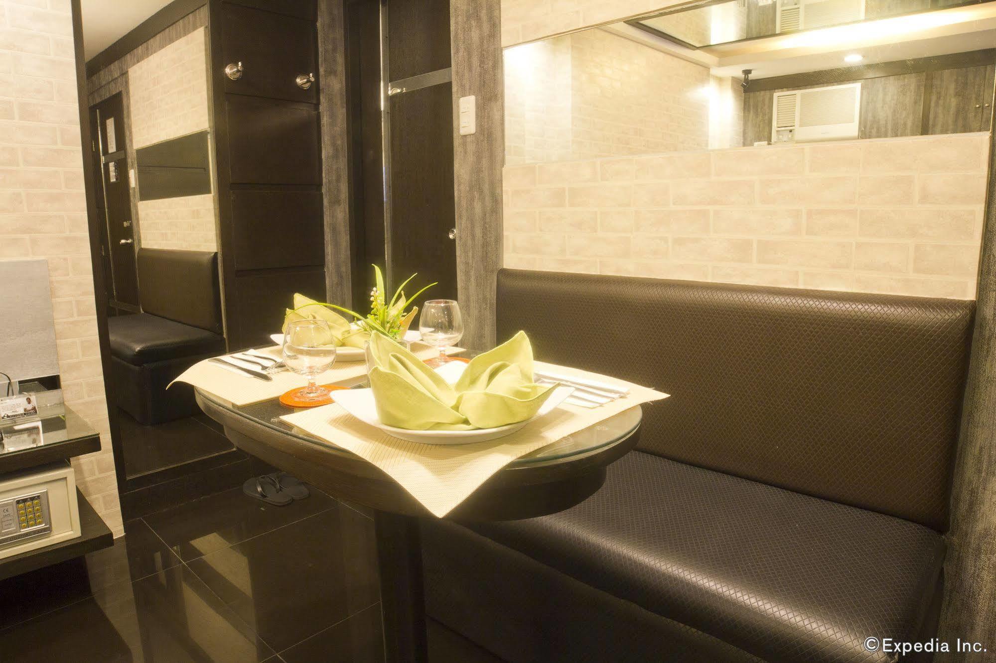 Victoria Court Las Piñas Exterior photo