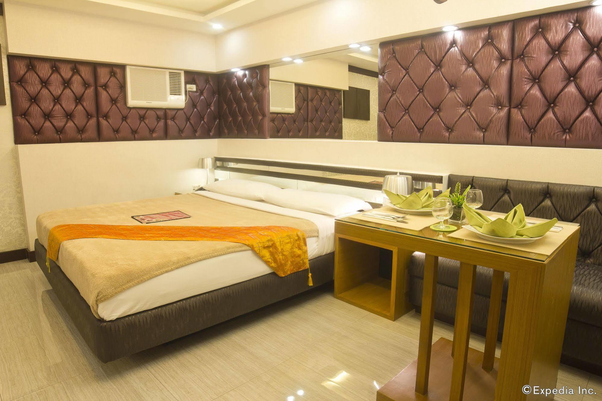 Victoria Court Las Piñas Exterior photo