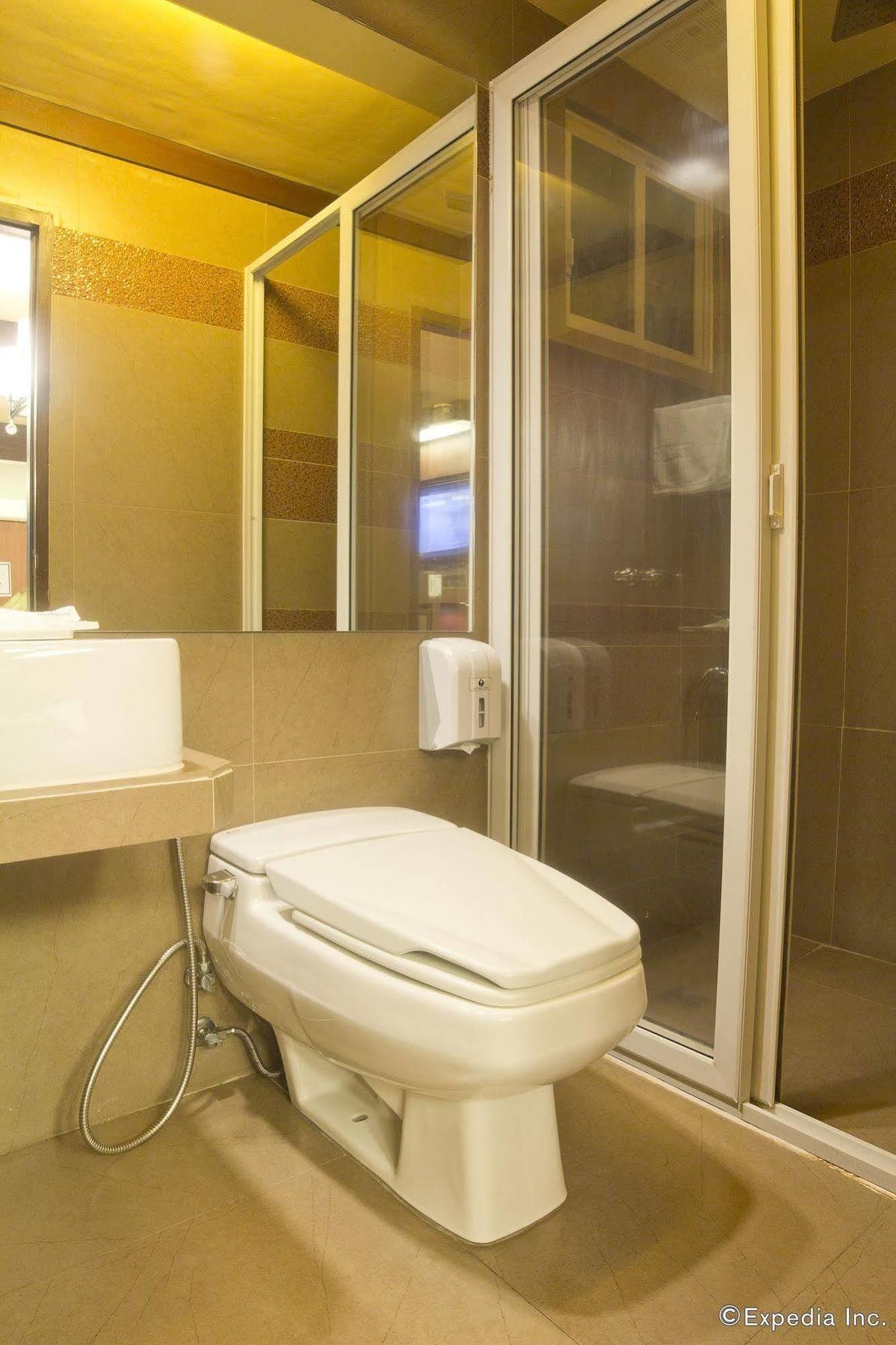Victoria Court Las Piñas Exterior photo