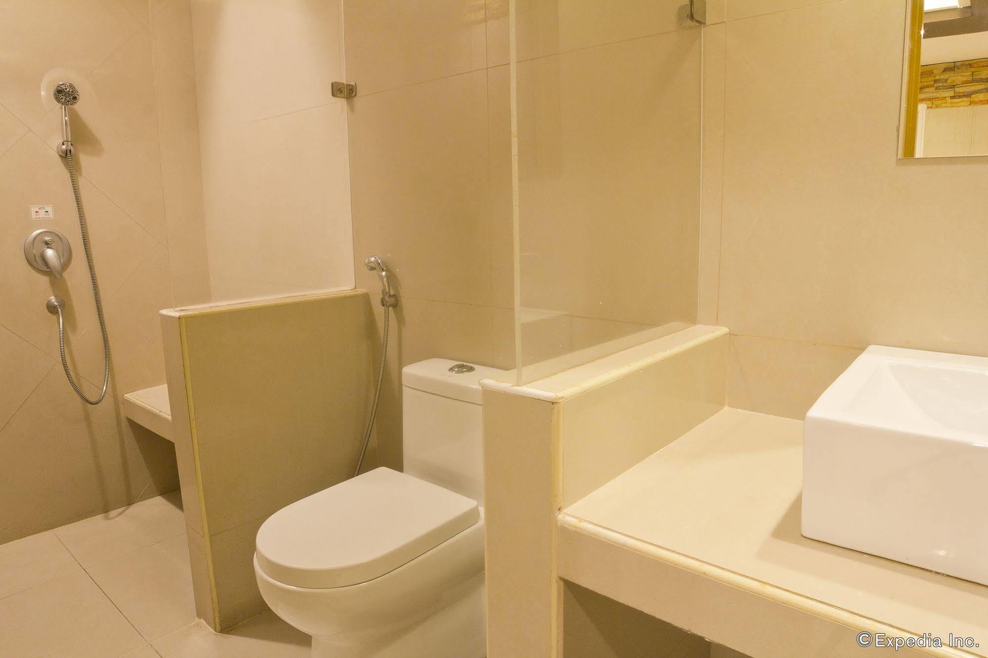 Victoria Court Las Piñas Exterior photo