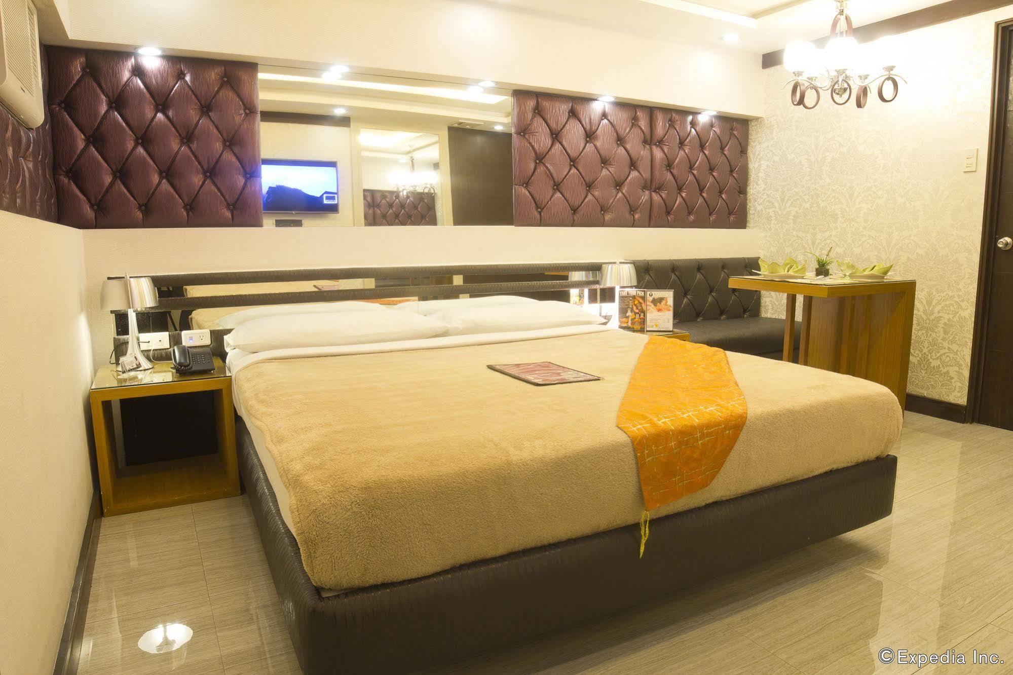 Victoria Court Las Piñas Exterior photo