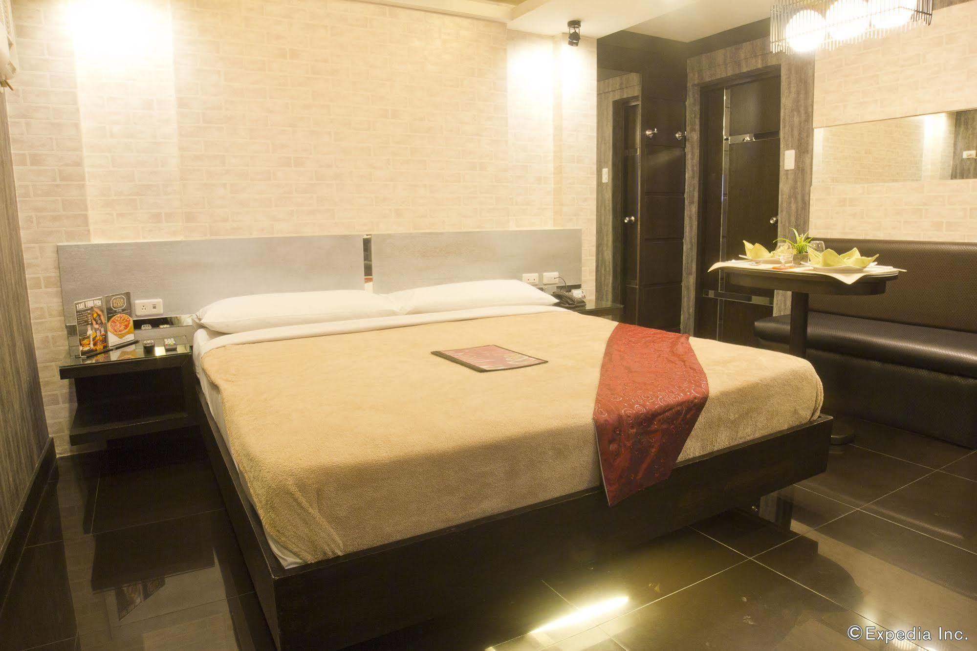Victoria Court Las Piñas Exterior photo