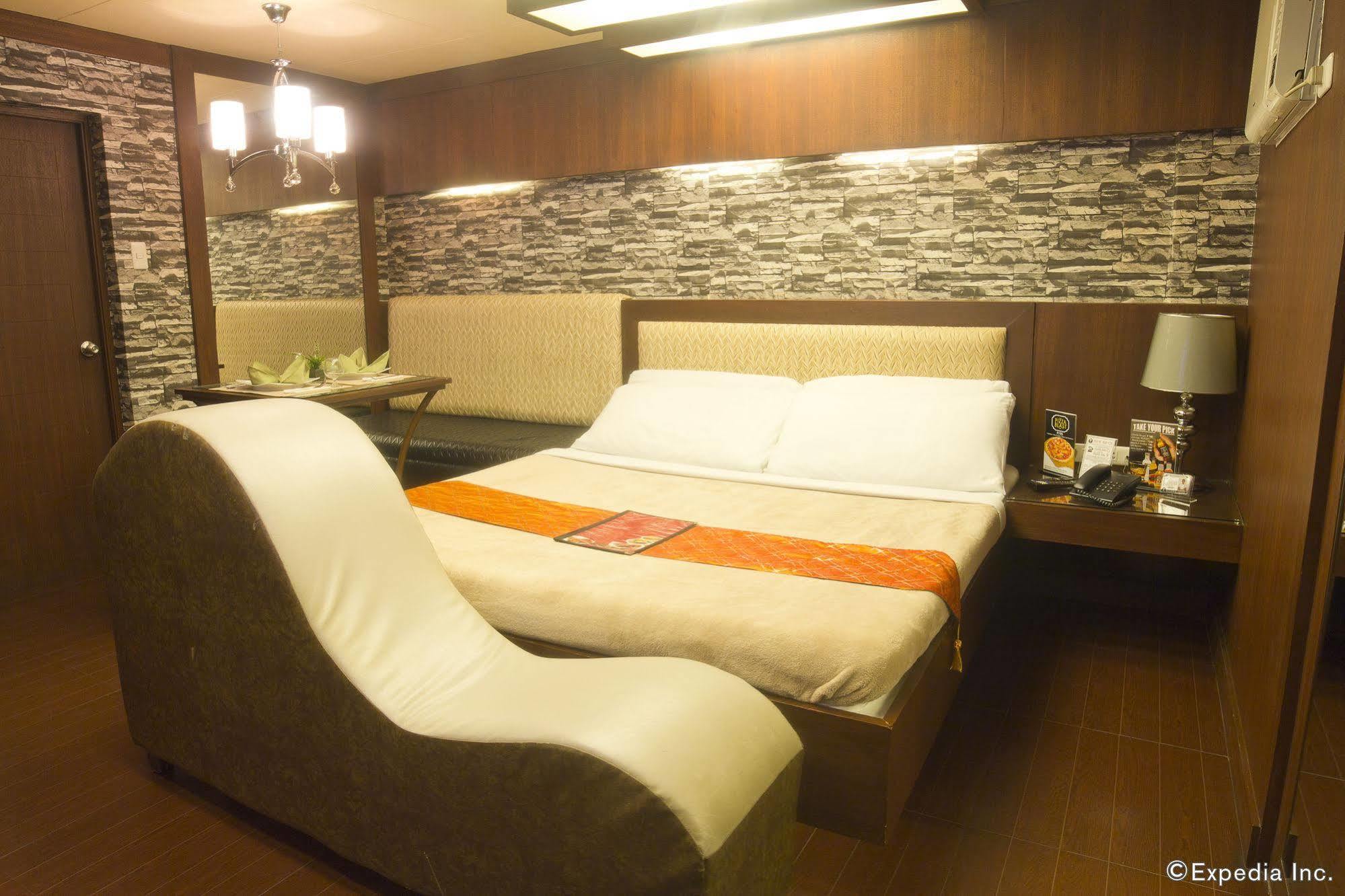 Victoria Court Las Piñas Exterior photo
