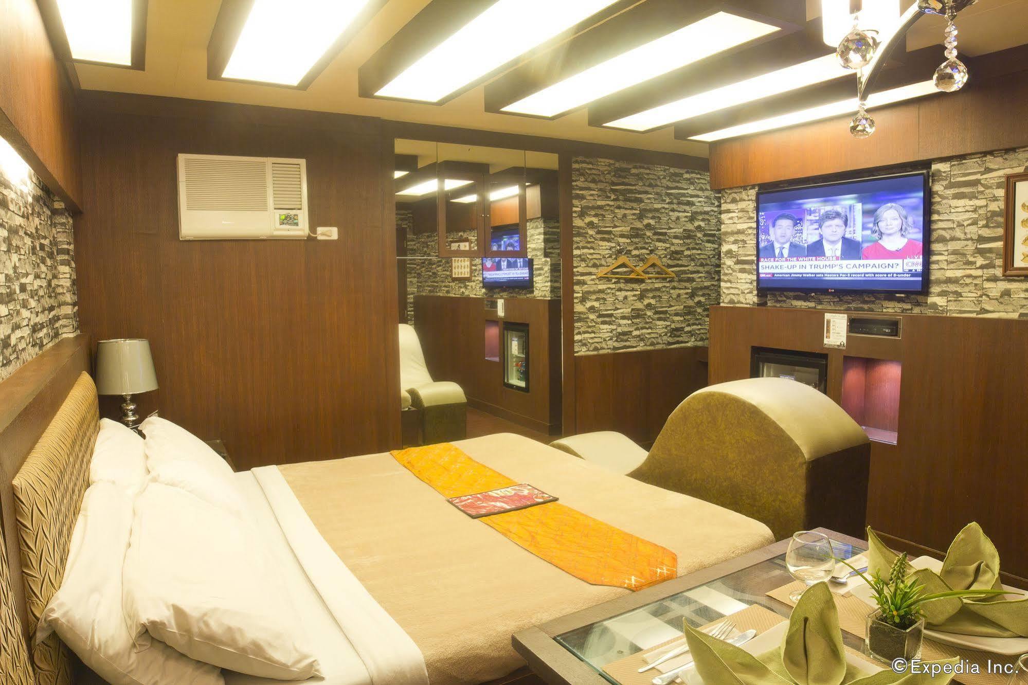 Victoria Court Las Piñas Exterior photo