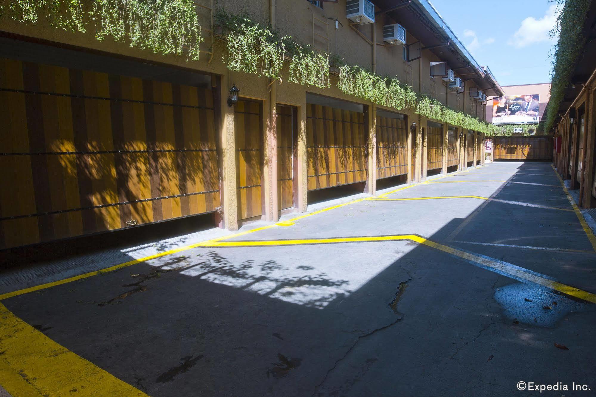 Victoria Court Las Piñas Exterior photo