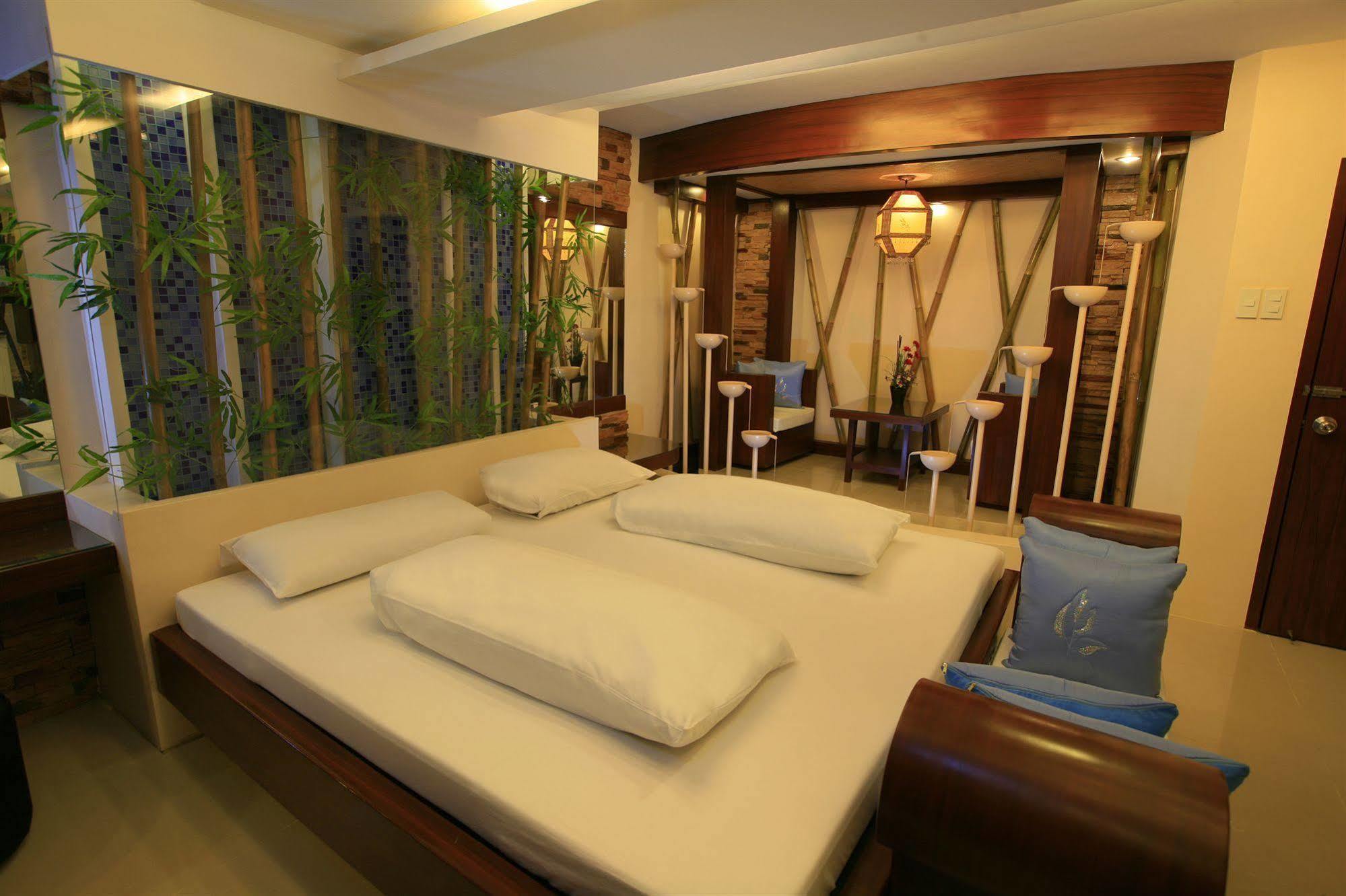 Victoria Court Las Piñas Exterior photo