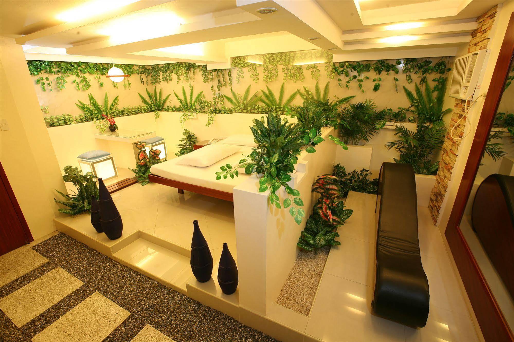 Victoria Court Las Piñas Exterior photo