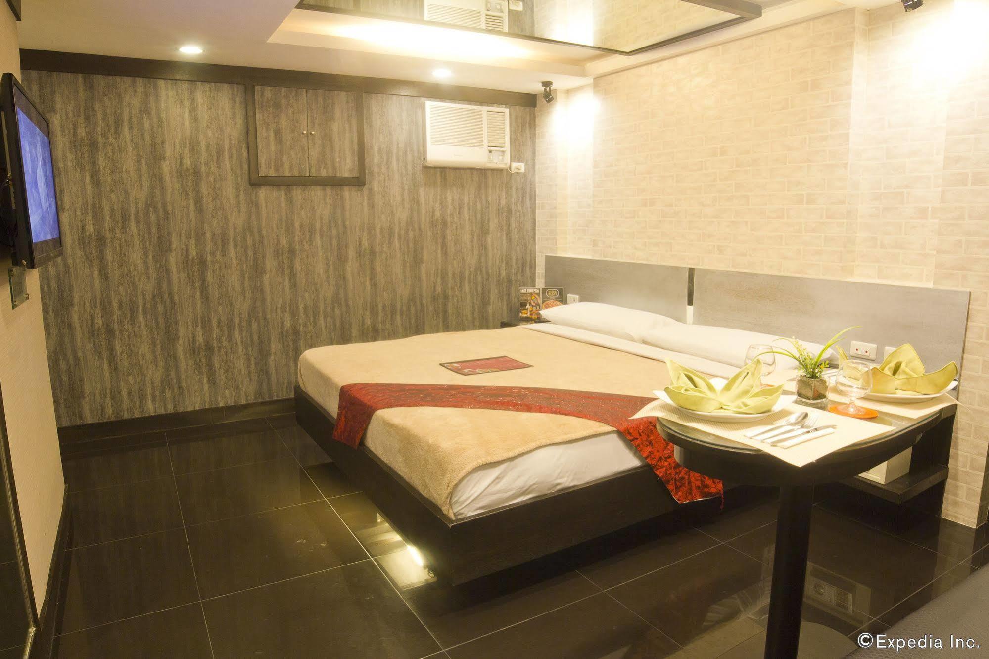 Victoria Court Las Piñas Exterior photo