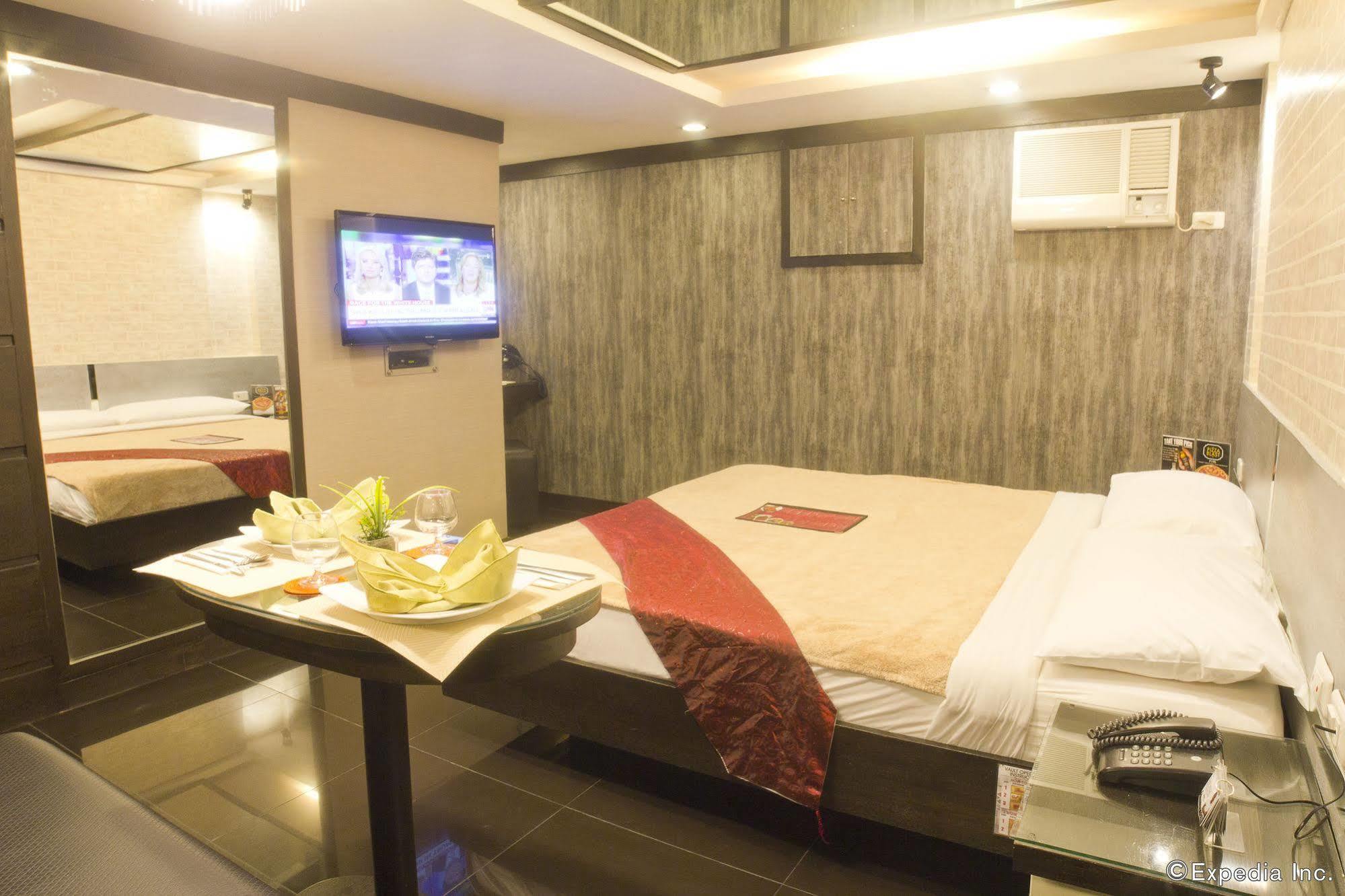 Victoria Court Las Piñas Exterior photo