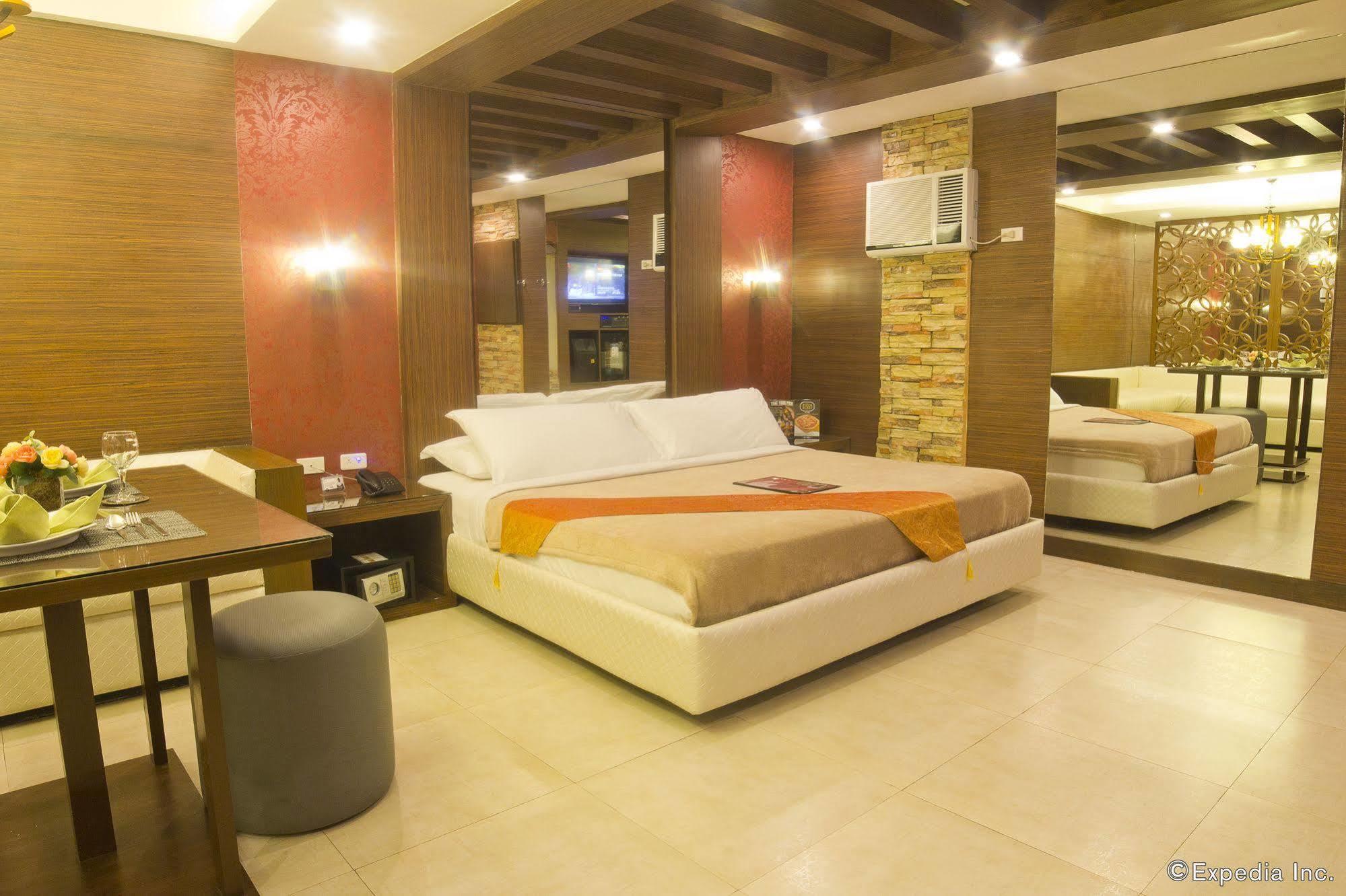 Victoria Court Las Piñas Exterior photo