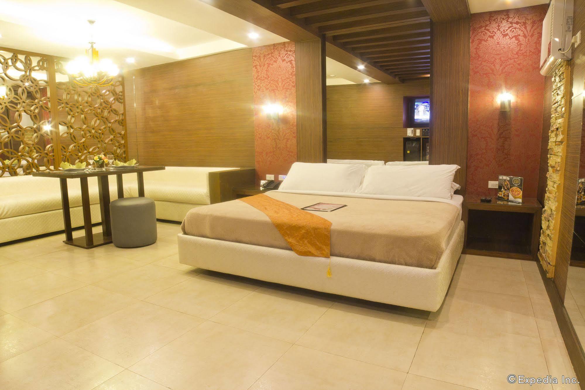 Victoria Court Las Piñas Exterior photo