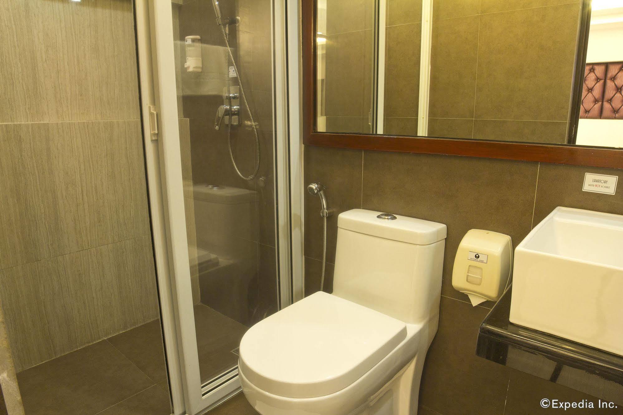 Victoria Court Las Piñas Exterior photo