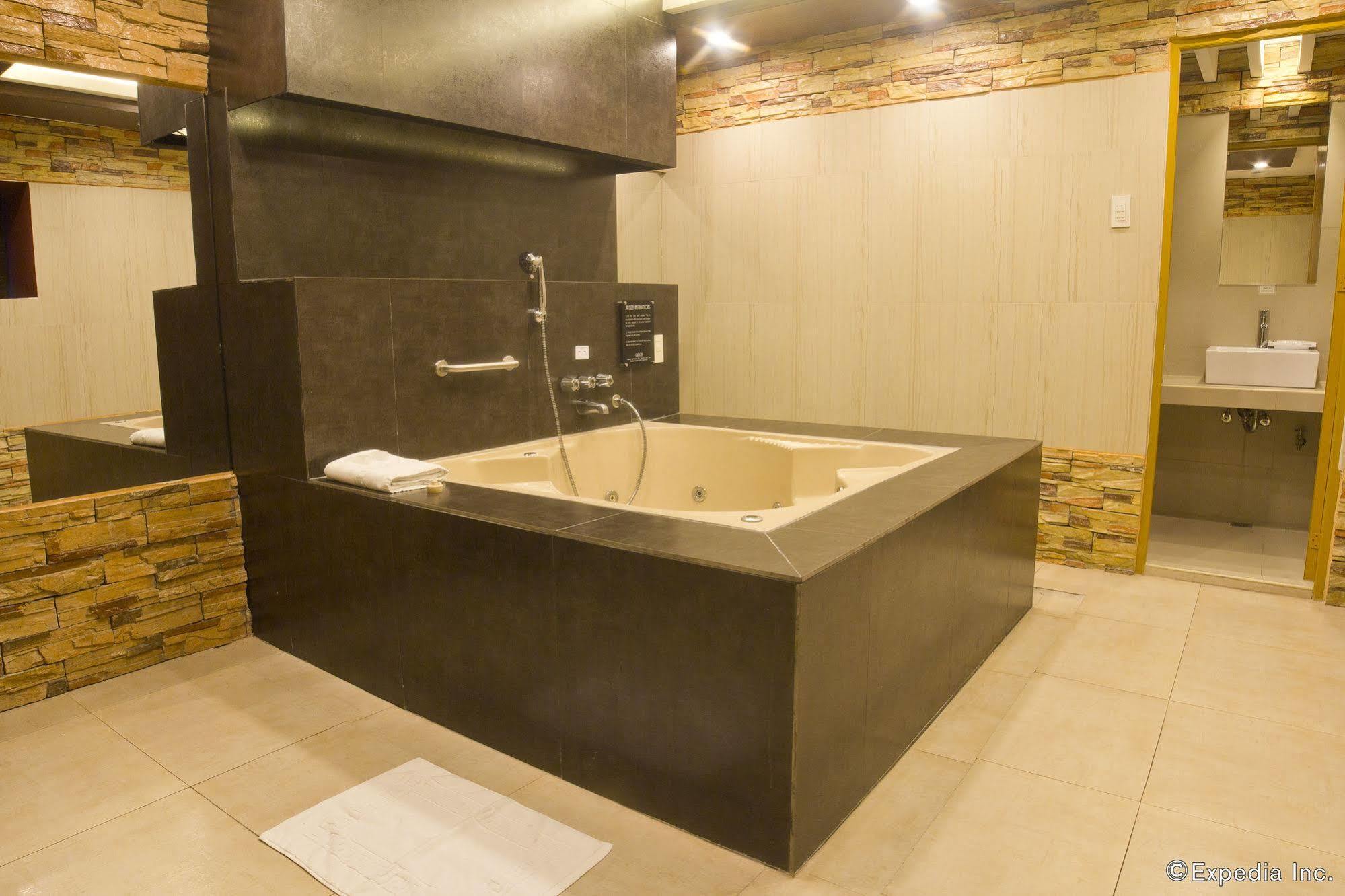 Victoria Court Las Piñas Exterior photo
