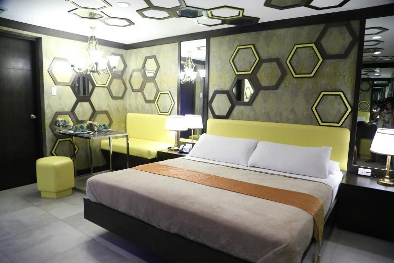 Victoria Court Las Piñas Exterior photo