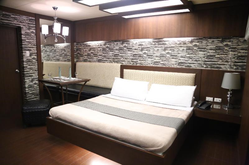 Victoria Court Las Piñas Exterior photo