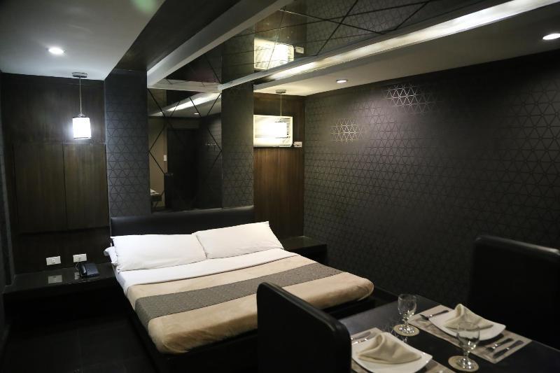 Victoria Court Las Piñas Exterior photo