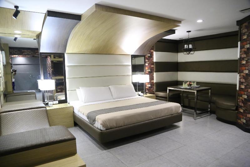 Victoria Court Las Piñas Exterior photo
