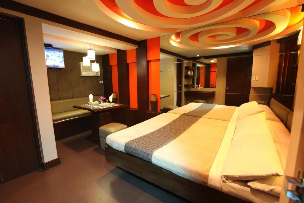 Victoria Court Las Piñas Exterior photo