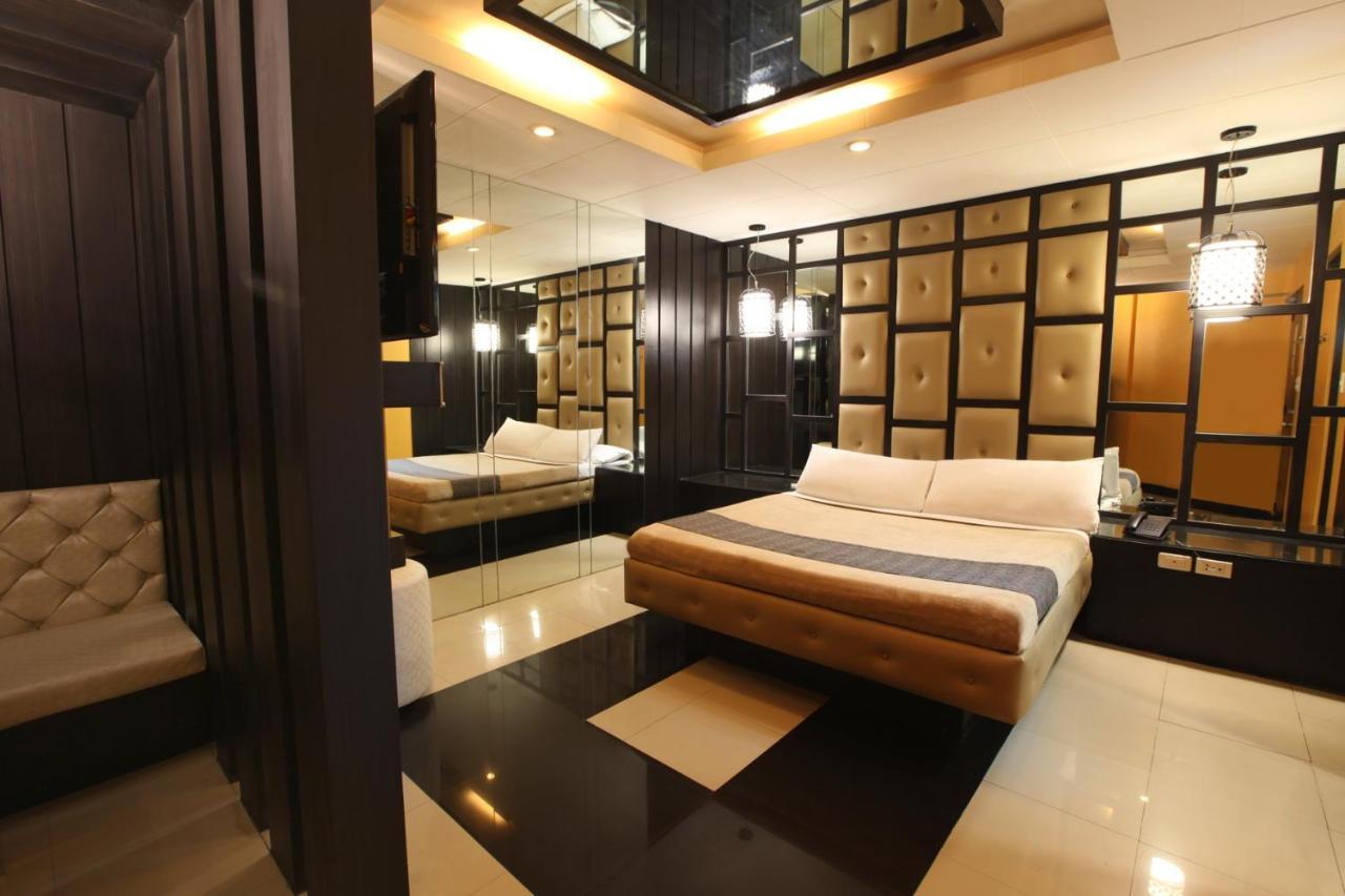 Victoria Court Las Piñas Exterior photo