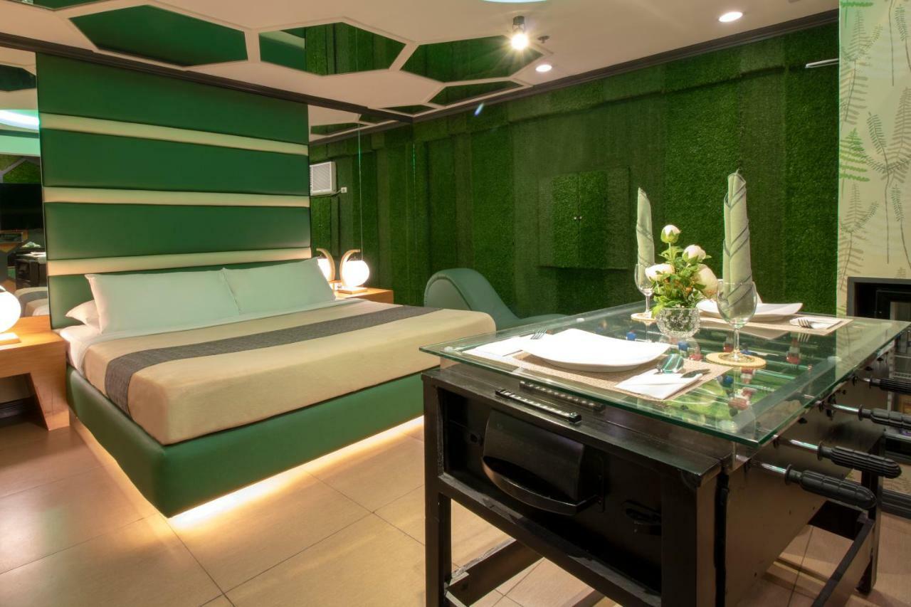 Victoria Court Las Piñas Exterior photo