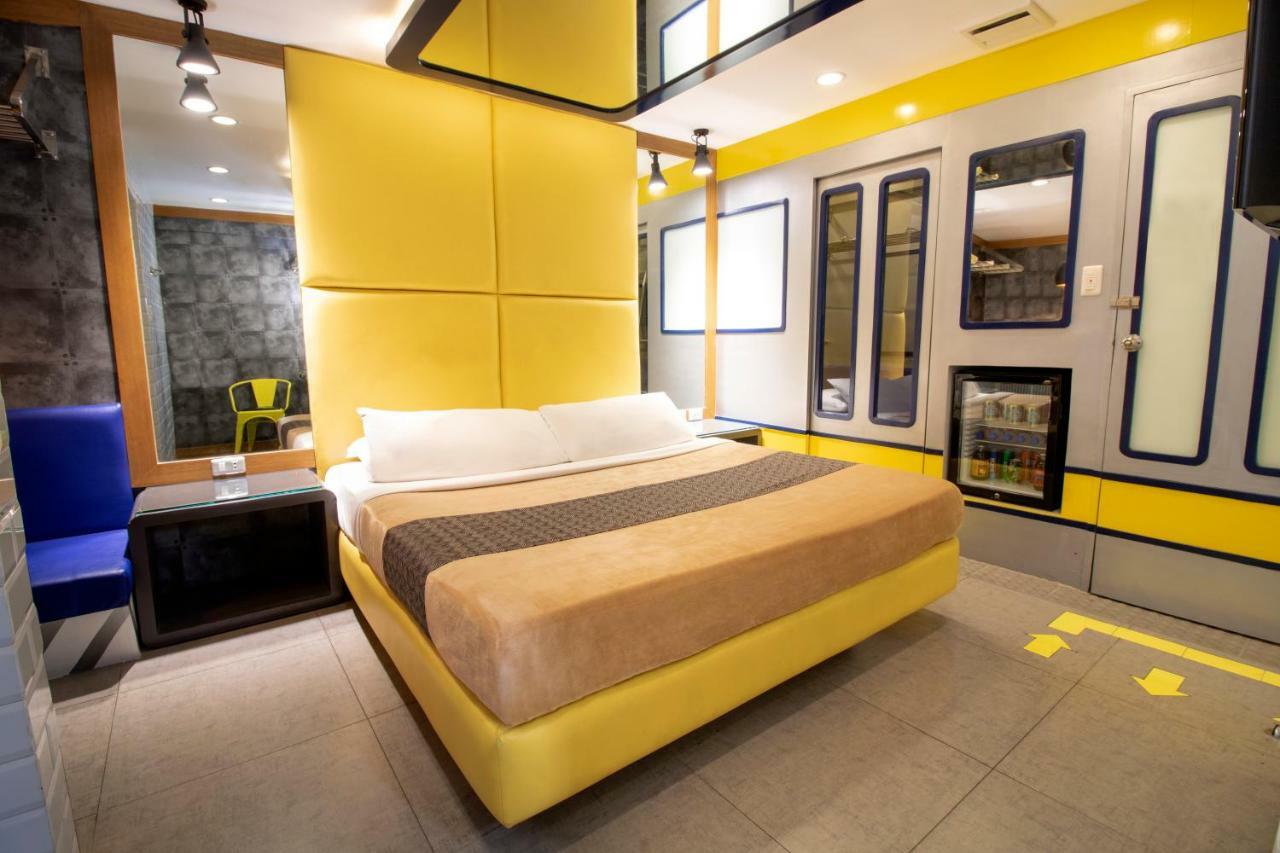 Victoria Court Las Piñas Exterior photo