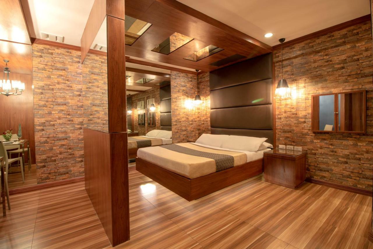 Victoria Court Las Piñas Exterior photo